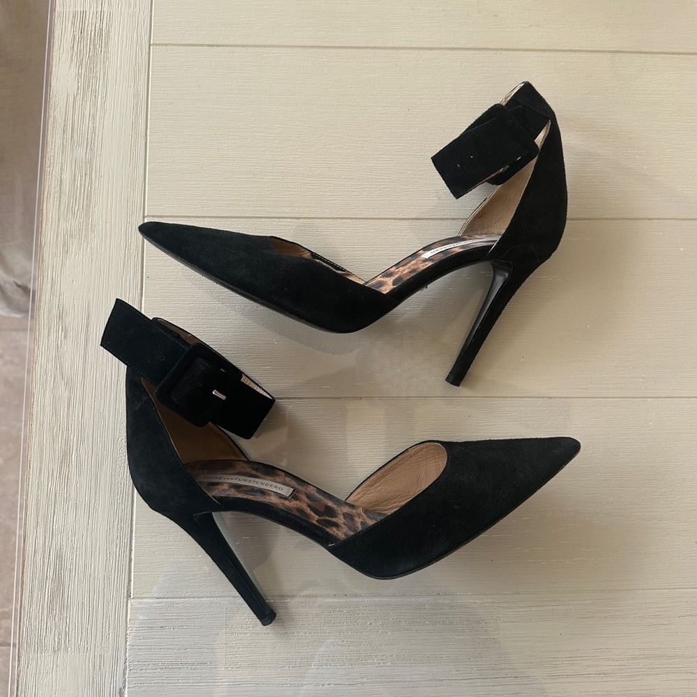 NEW BLACK SUEDE DVF PUMPS WITH ANKLE STRAP